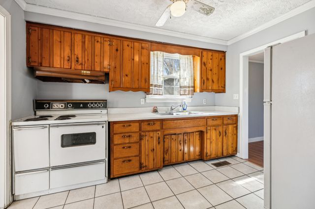 810 Country Club Dr, Clarksville, TN 37043