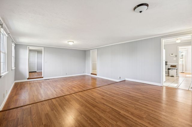 810 Country Club Dr, Clarksville, TN 37043