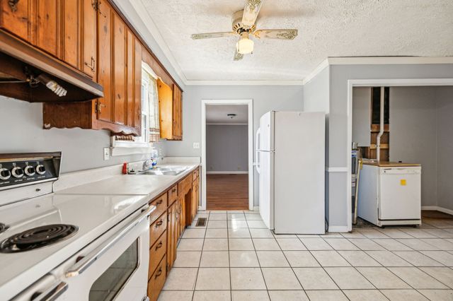 810 Country Club Dr, Clarksville, TN 37043