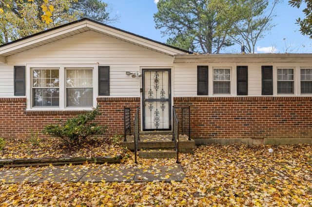 810 Country Club Dr, Clarksville, TN 37043