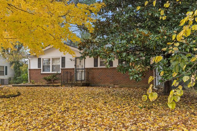 810 Country Club Dr, Clarksville, TN 37043