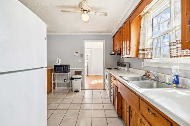 810 Country Club Dr, Clarksville, TN 37043