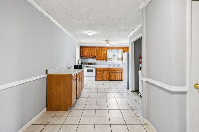 810 Country Club Dr, Clarksville, TN 37043