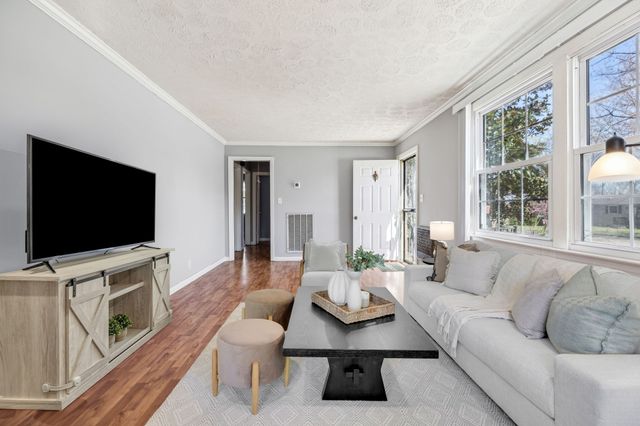 810 Country Club Dr, Clarksville, TN 37043