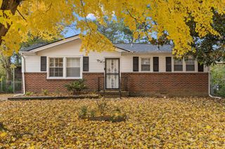 810 Country Club Dr, Clarksville, TN 37043