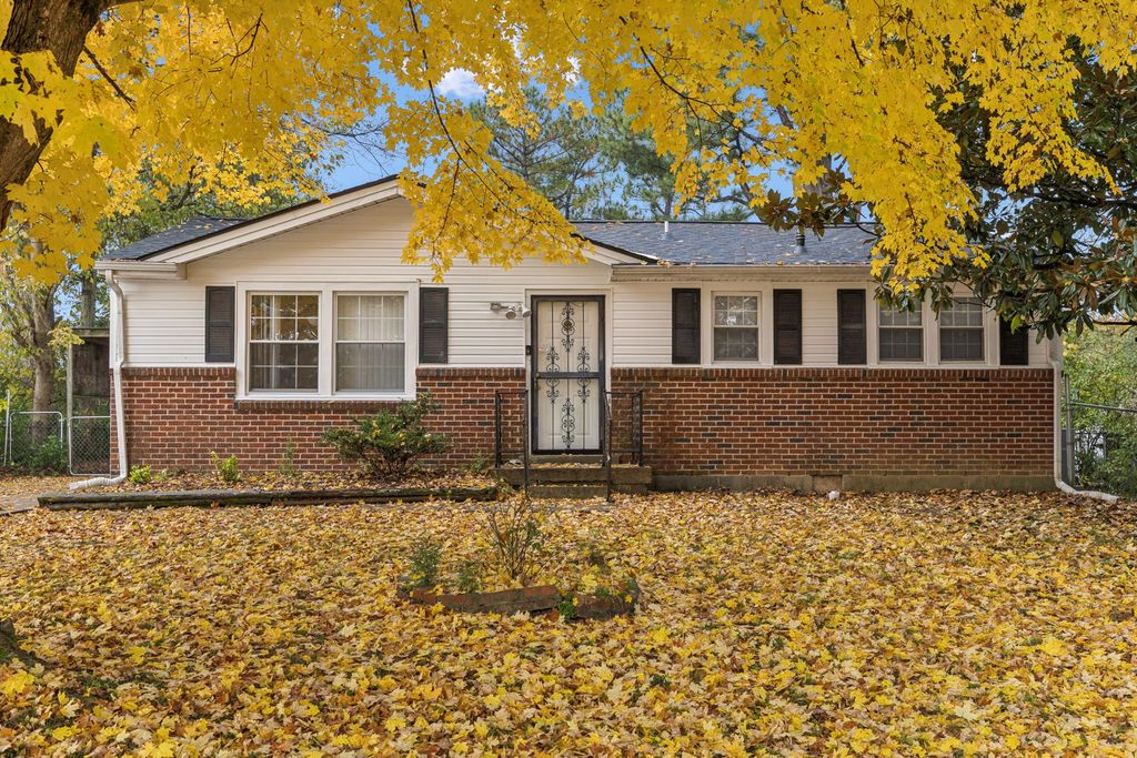 810 Country Club Dr, Clarksville, TN 37043