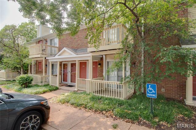 9041 N Swan Circle, St Louis, MO 63144