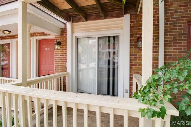 9041 N Swan Circle, St Louis, MO 63144