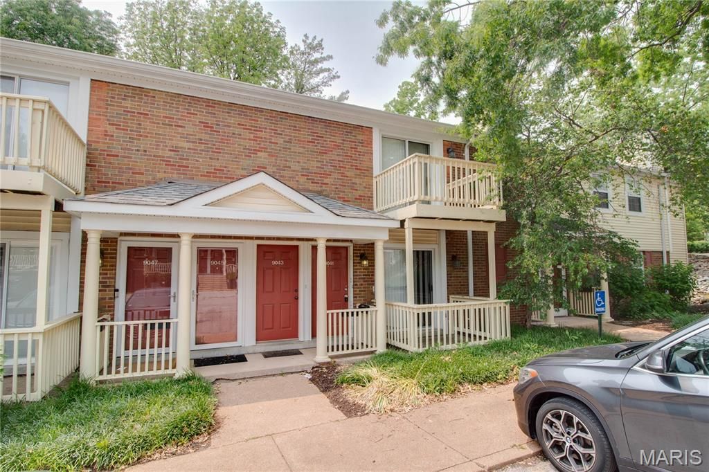 9041 N Swan Circle, St Louis, MO 63144