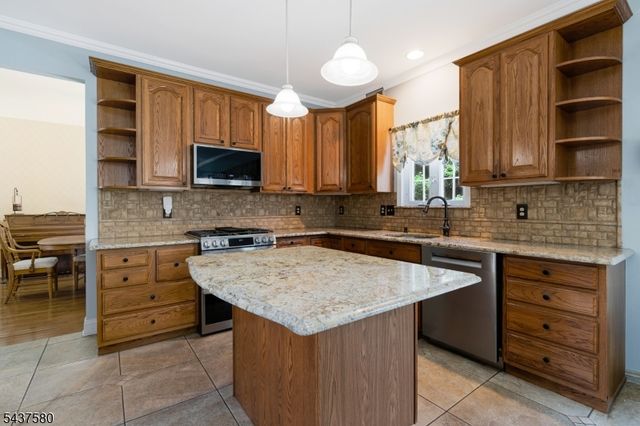 6 Varnon Ct, Hillsborough Twp., NJ 08844