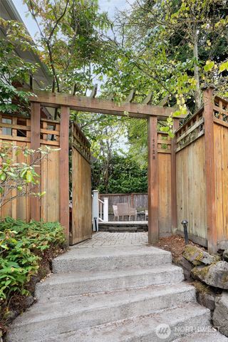 5728 Woodlawn Avenue N, Seattle, WA 98103