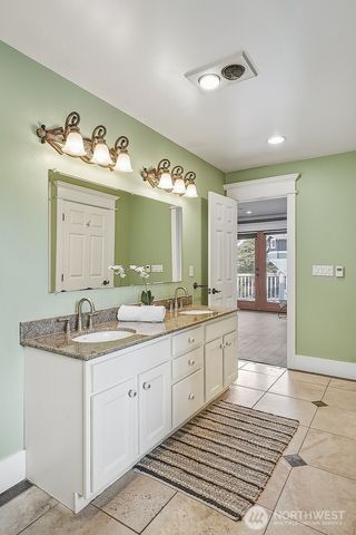 5728 Woodlawn Avenue N, Seattle, WA 98103