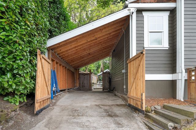 5728 Woodlawn Avenue N, Seattle, WA 98103