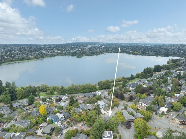 5728 Woodlawn Avenue N, Seattle, WA 98103