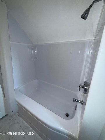 915 Nesslewood Avenue, Toledo, OH 43610