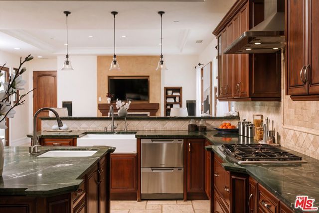 5605 Fairhaven Avenue, Los Angeles, CA 91367
