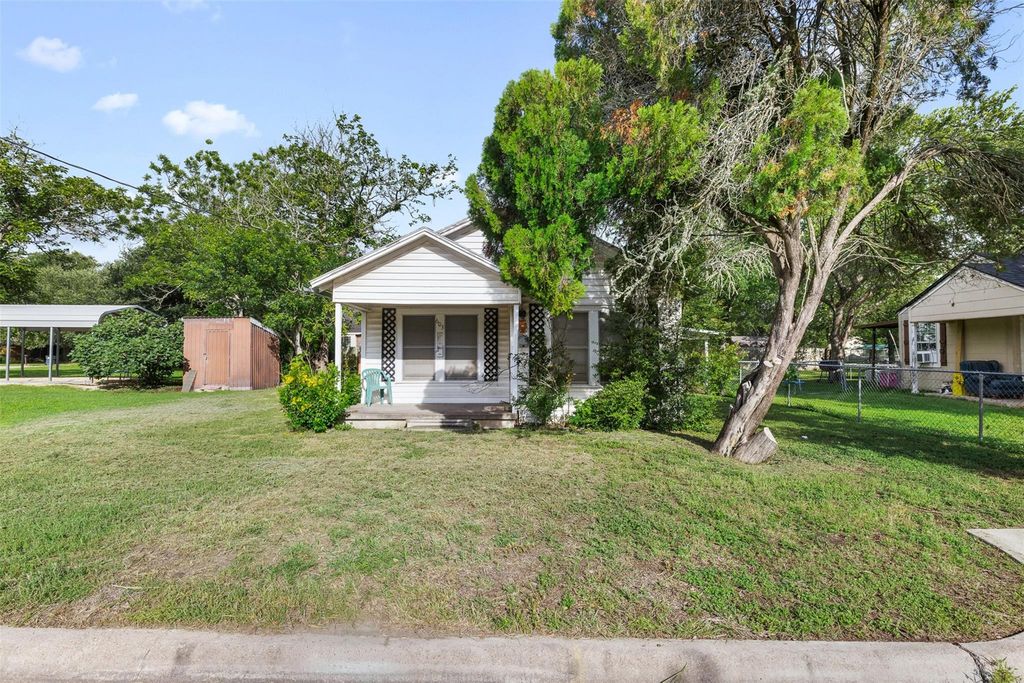 603 N Mechanic Street, Weimar, TX 78962