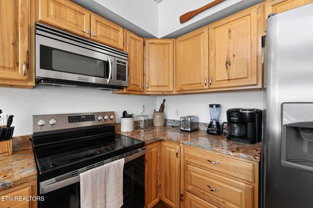 945 Cedar Springs Valley Rd, Sevierville, TN 37876