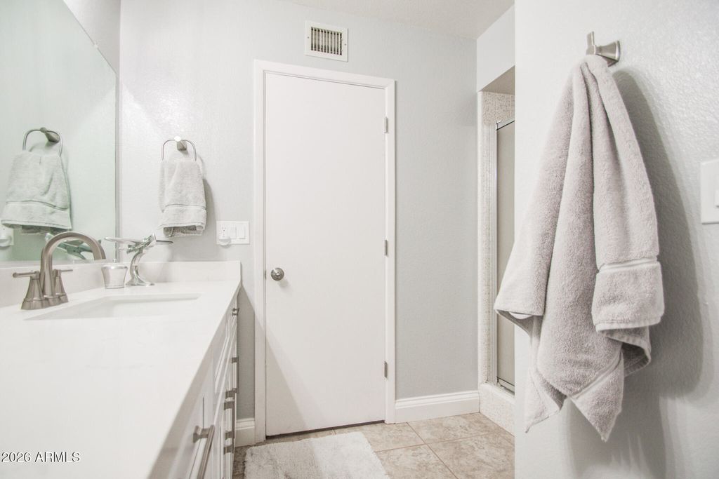 Image 11 of property listing at 2064 S FARNSWORTH Drive 43, Mesa, AZ 85209