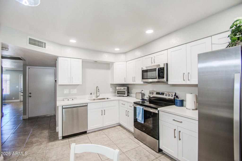 Image 5 of property listing at 2064 S FARNSWORTH Drive 43, Mesa, AZ 85209