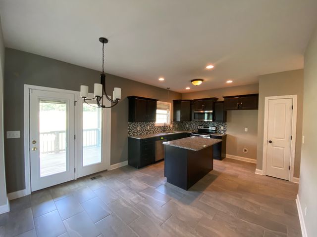 1033 Garner Hills Dr, Clarksville, TN 37042