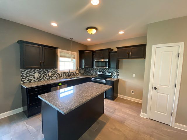 1033 Garner Hills Dr, Clarksville, TN 37042