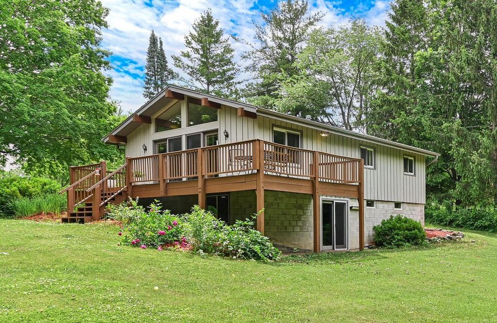 W277S8435 Riverview DRIVE, Mukwonago, WI 53149