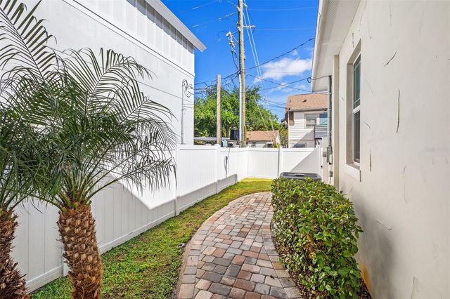 445 29TH AVENUE N, St Petersburg, FL 33704