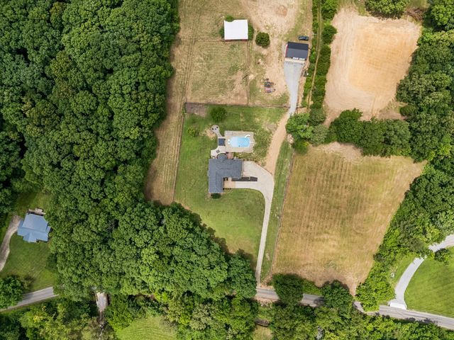 947 Bold Springs Rd, Mc Ewen, TN 37101