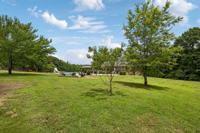 947 Bold Springs Rd, Mc Ewen, TN 37101
