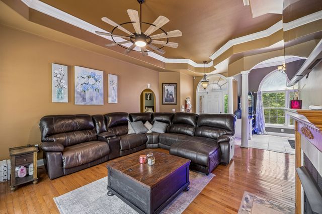 947 Bold Springs Rd, Mc Ewen, TN 37101