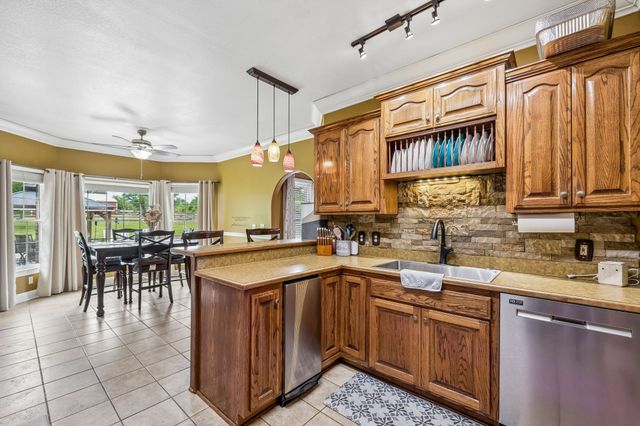 947 Bold Springs Rd, Mc Ewen, TN 37101