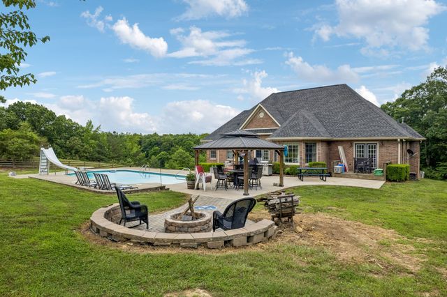 947 Bold Springs Rd, Mc Ewen, TN 37101