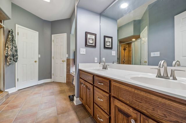 947 Bold Springs Rd, Mc Ewen, TN 37101