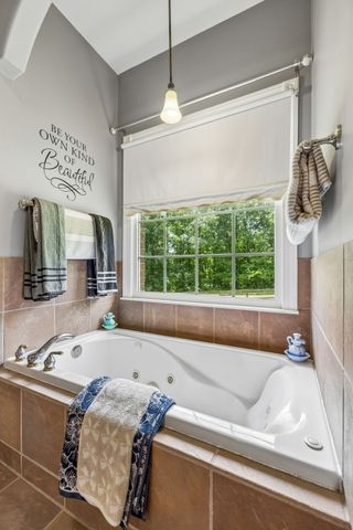 947 Bold Springs Rd, Mc Ewen, TN 37101