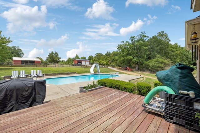 947 Bold Springs Rd, Mc Ewen, TN 37101