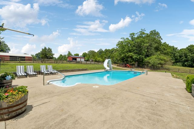947 Bold Springs Rd, Mc Ewen, TN 37101