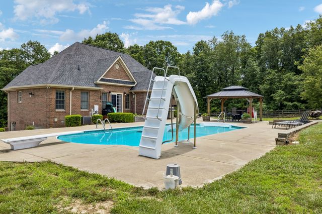 947 Bold Springs Rd, Mc Ewen, TN 37101