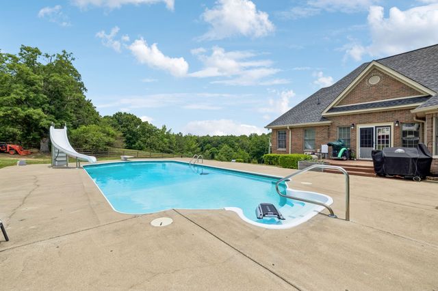 947 Bold Springs Rd, Mc Ewen, TN 37101