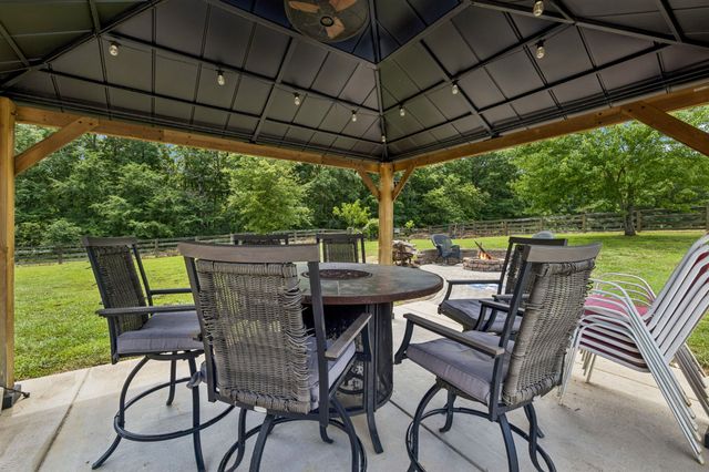 947 Bold Springs Rd, Mc Ewen, TN 37101