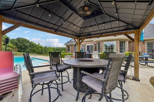 947 Bold Springs Rd, Mc Ewen, TN 37101