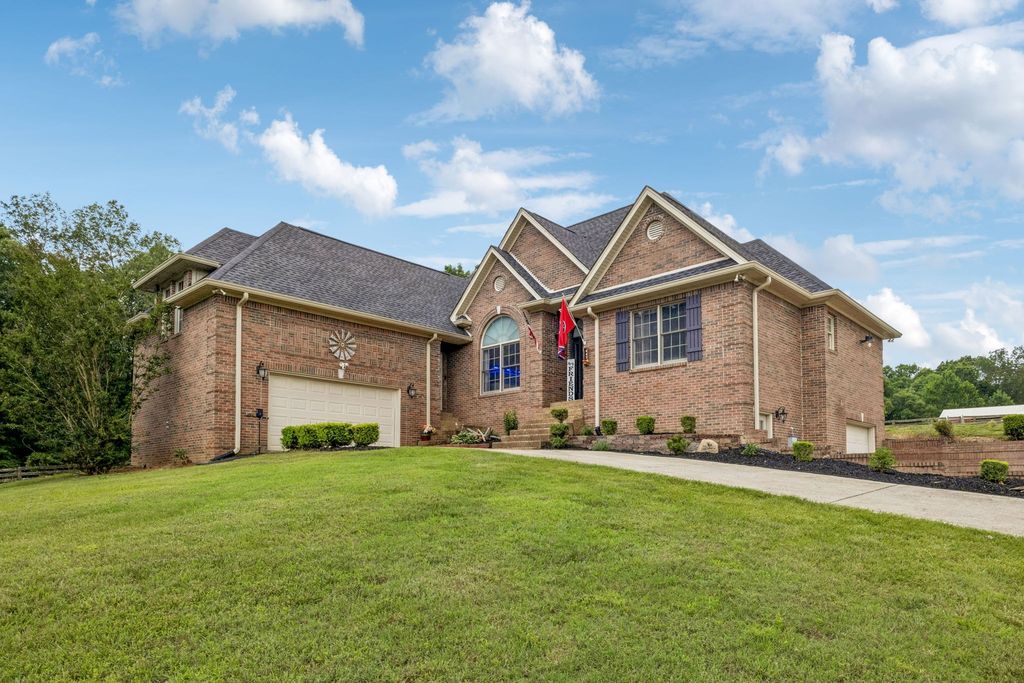 947 Bold Springs Rd, Mc Ewen, TN 37101