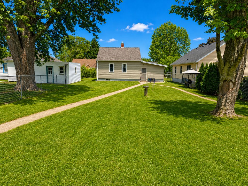 Image 3 of property listing at 1309 13th Avenue, Sterling, IL 61081