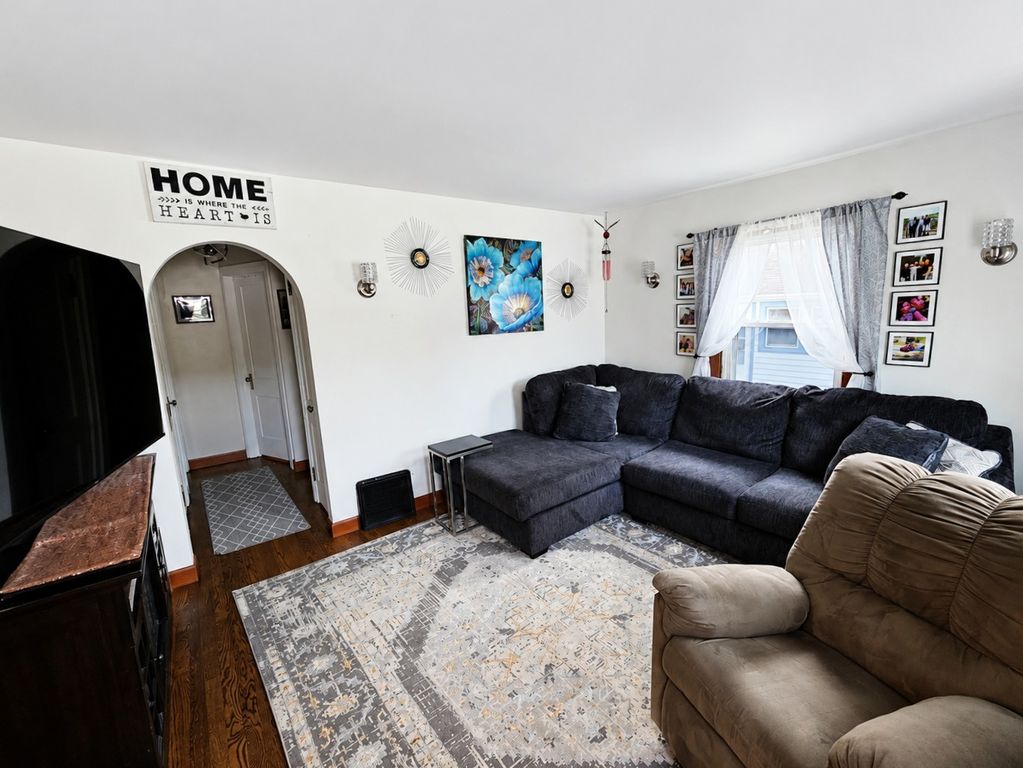 Image 4 of property listing at 1309 13th Avenue, Sterling, IL 61081