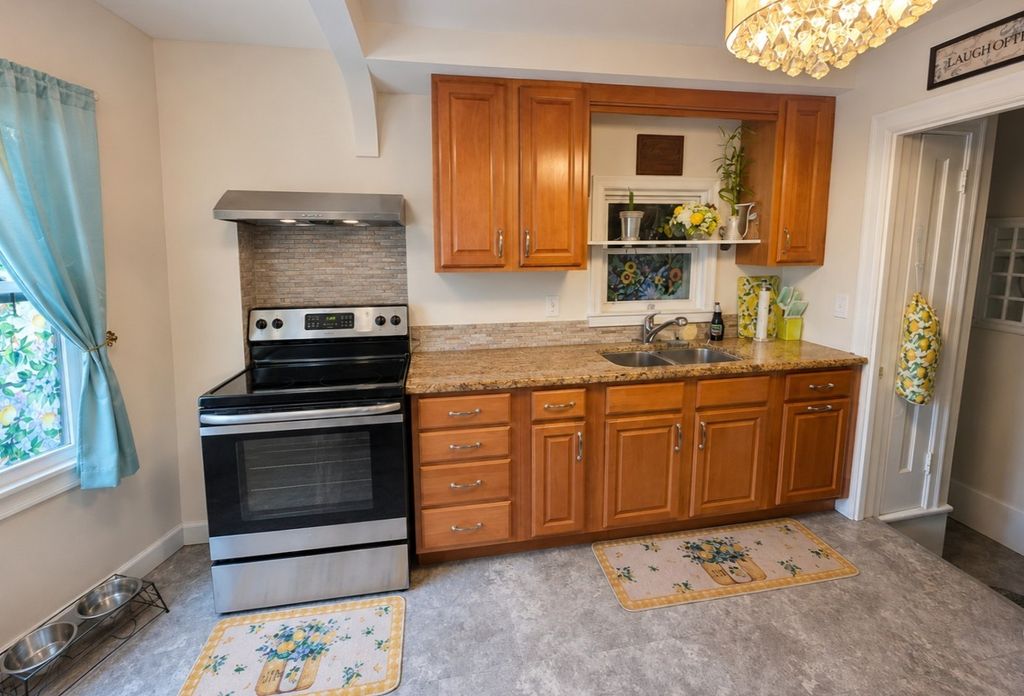 Image 7 of property listing at 1309 13th Avenue, Sterling, IL 61081