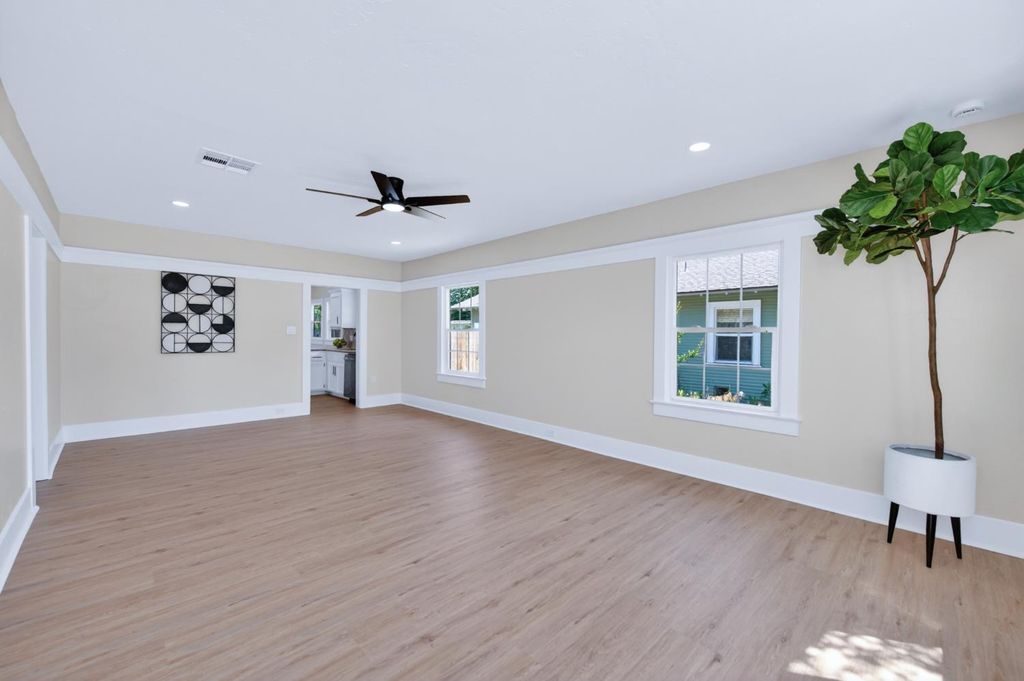 Image 10 of property listing at 930 N Arthur Avenue, Fresno, CA 93728