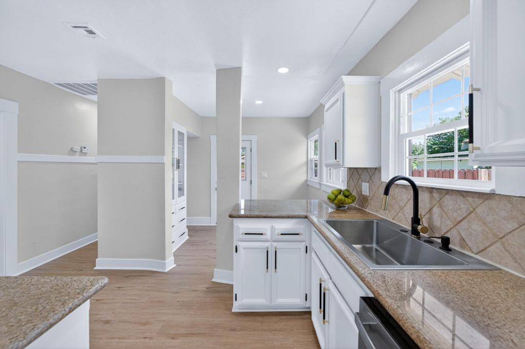 Image 14 of property listing at 930 N Arthur Avenue, Fresno, CA 93728