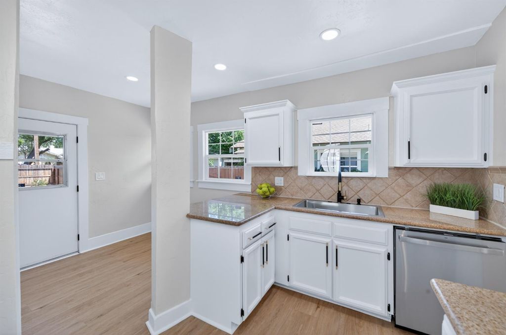 Image 16 of property listing at 930 N Arthur Avenue, Fresno, CA 93728