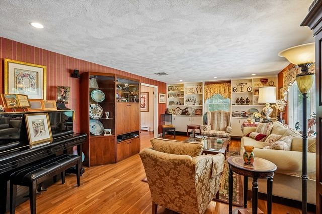 33 Carter Drive, Framingham, MA 01701