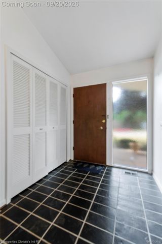 1342 Lake Crescent Drive, Bloomfield Hills, MI 48302